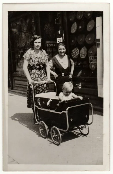 Hodonin Czechoslovak Republic Circa 1945 ヴィンテージ写真は 女性が梅の赤ちゃんの馬車で散歩に行くことを示しています アンティークブラックホワイト写真 — ストック写真