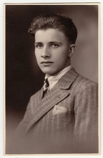 Hodonin Czechoslovak Org 1931年3月21日 一张老式工作室的照片显示年轻人穿着时髦的夹克 古董黑白照片 — 图库照片