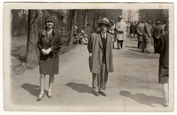普热罗夫 捷克斯洛伐克共和国 1928 老式照片显示年轻的男人和女人的姿势在城市公园 — 图库照片