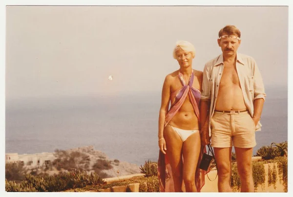 Ibiza Španělsko 1981 Vintage Foto Ukazuje Pár Letní Dovolenou Moři — Stock fotografie