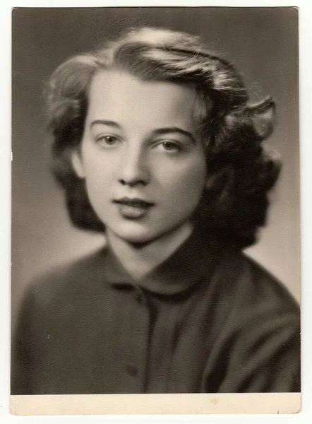 捷克斯洛伐克社会主义共和国 大约1960年代 女孩的复古照片 照片是在毕业时间拍摄的 — 图库照片