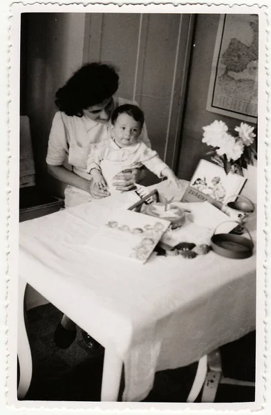 ホドニーン チェコスロバキア共和国 サーカ 194 ビンテージ写真は小さな幼児の女の子 彼女の最初の誕生日を示しています 幼児かわいい顔を示しています — ストック写真