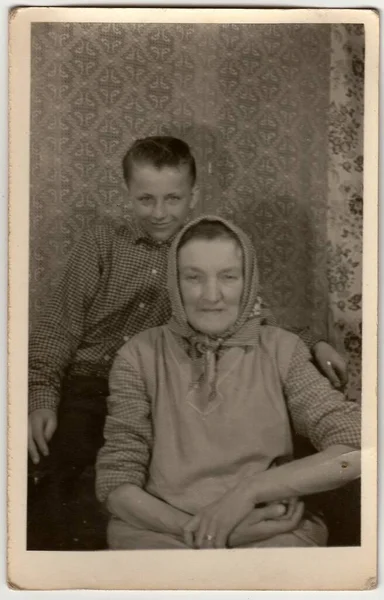 슬로바키아 사회주의 공화국 1960 빈티지 사진은 할머니와 손자를 보여줍니다 — 스톡 사진