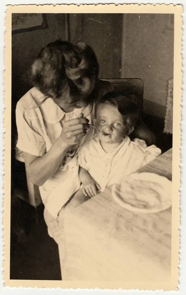 ホドニーン チェコスロバキア共和国 1942 ビンテージ写真小さな幼児の女の子と母親は彼女をフィード — ストック写真