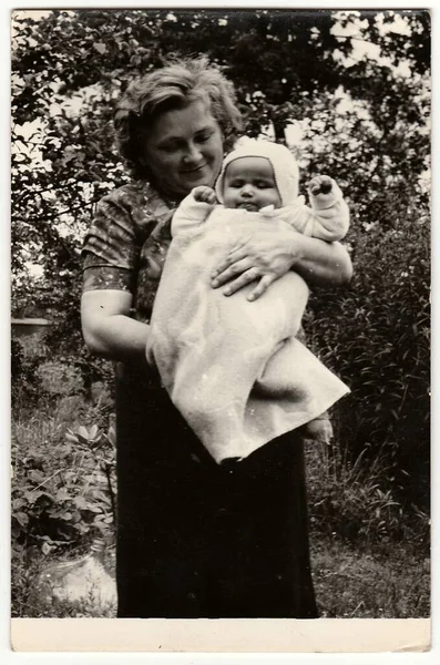 チェコスロバキア社会主義共和国 1960 ヴィンテージ写真ショー若い女性ゆりかご赤ちゃん — ストック写真