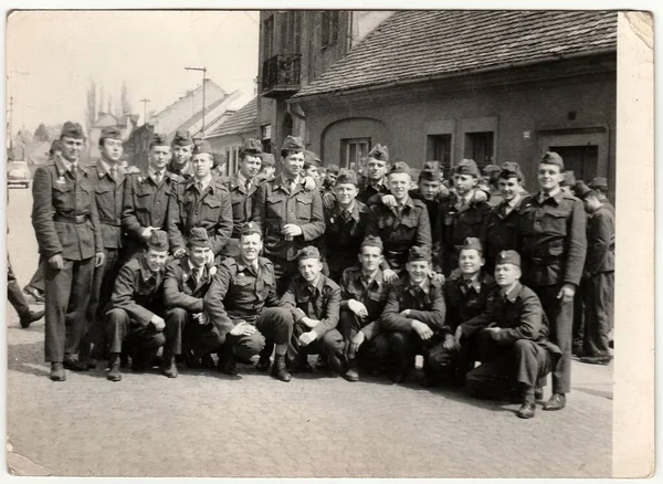 チェコスロバキア社会主義共和国 1960年代 ヴィンテージ写真は 路上で兵士のグループを示しています — ストック写真