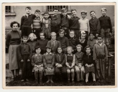 Çekoslovak Sosyalist Cumhuriyeti - Circa 1960: Bir vintage fotoğraf kadın öğretmen ile okul arkadaşları gösterir.