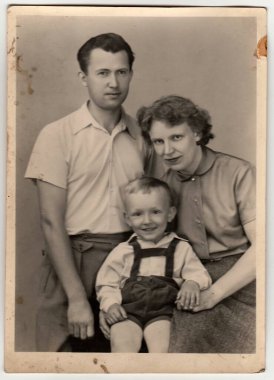 Çekoslovak Sosyalist Cumhuriyeti - Yaklaşık 1960'larda: Bir vintage fotoğraf anne, baba ve küçük oğlu gösterir.