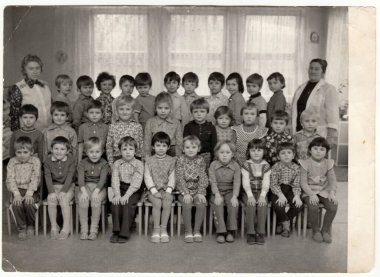 Çekoslovak Sosyalist Cumhuriyeti - Circa 1976: Retro fotoğraf onların kadın öğretmenleri ile anaokulunda çocuklar gösterir.