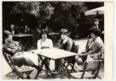 Çekoslovak Sosyalist Cumhuriyeti - 1960'larda yaklaşık: Vintage fotoğraf gösterileri grup insanlar oturup Bahçe Restoran.