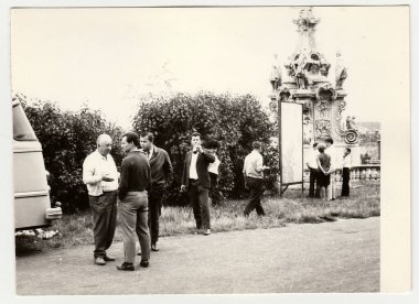 Çekoslovak Sosyalist Cumhuriyeti - 1970'li yıllarda yaklaşık: Vintage fotoğraf gösterileri grup uzun otobüs yolculuğu sırasında insan.