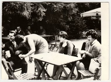 Çekoslovak Sosyalist Cumhuriyeti - 1960'larda yaklaşık: Vintage fotoğraf gösterileri grup insanlar oturup Bahçe Restoran.