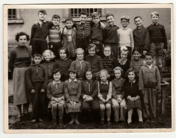 捷克斯洛伐克社会主义共和国 Circa 1960 一张老式照片显示与女教师的同学 — 图库照片