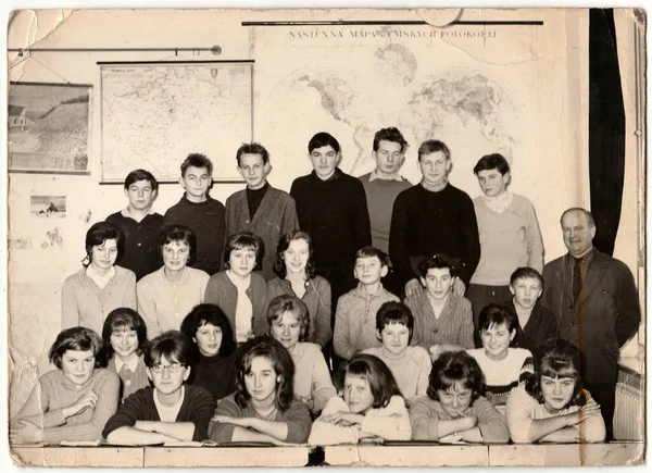 捷克斯洛伐克社会主义共和国 Circa 1960年代 复古照片显示学生与男教师在教室里 — 图库照片