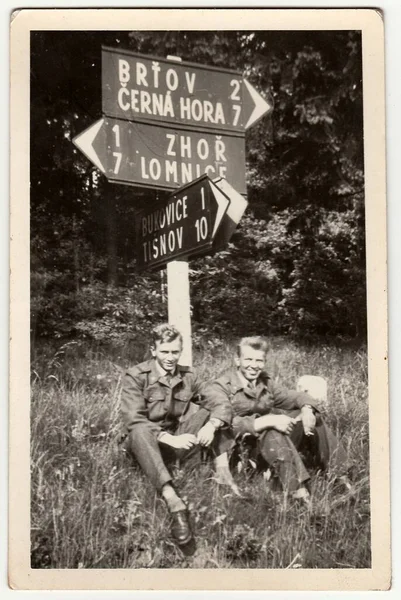 チェコスロバキア社会主義共和国 1960年代 ヴィンテージ写真は 兵士がマイルの石に座って示しています — ストック写真