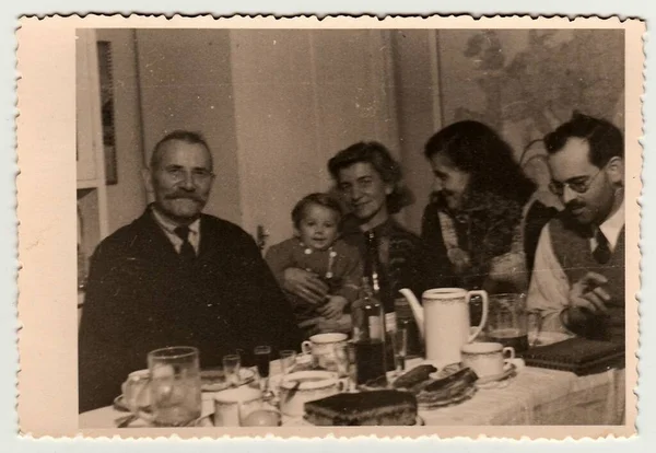 Czechoslovak Republic Circa 1940S Vintage Photo Shows Family Feast — Stock Photo, Image