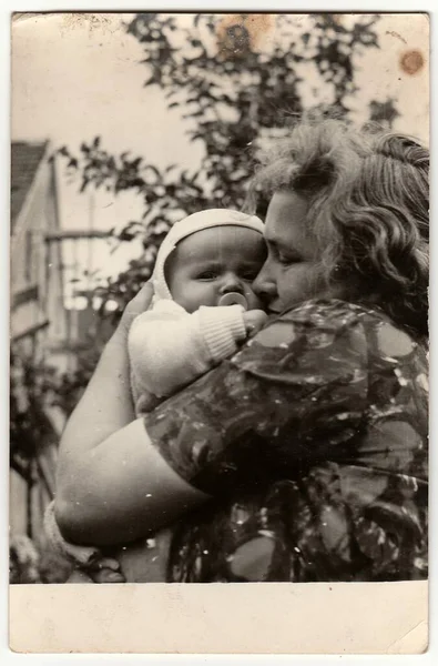 捷克斯洛伐克社会主义共和国 1960 老式照片显示年轻女子摇篮宝宝 — 图库照片