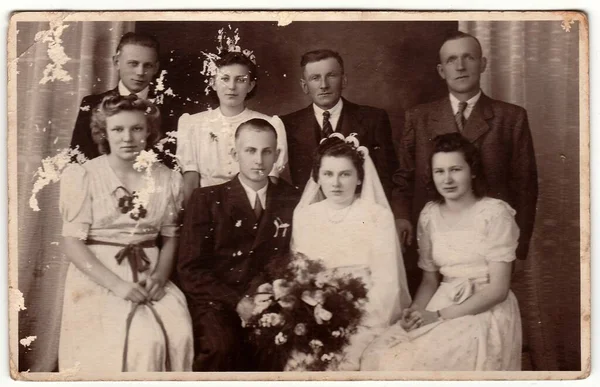 捷克斯洛伐克社会主义共和国 1970 老式照片显示新婚夫妇和参加婚礼的客人 — 图库照片