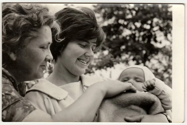 체코슬로바키아 사회주의 공화국 1960년대 빈티지 사진은 여성이 아기를 괴롭히는 보여줍니다 — 스톡 사진