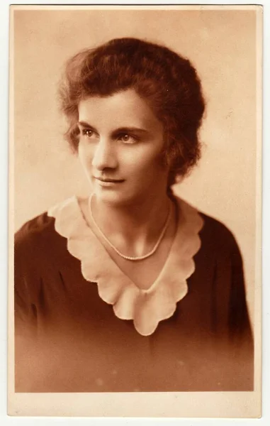 チェコスロバキア社会主義共和国 1930年代 ヴィンテージ写真は女性を示しています 写真はセピア色を持っています — ストック写真