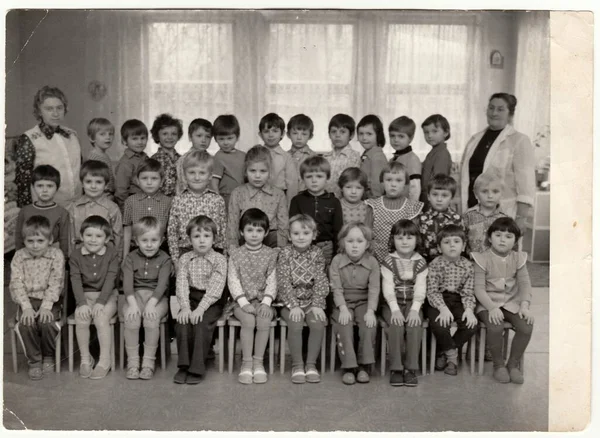 チェコスロバキア社会主義共和国 Circa 1976 レトロな写真は 彼女の女性教師と幼稚園の子供たちを示しています — ストック写真