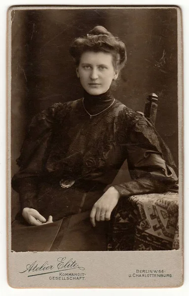 ベルリン ドイツ Circa 1895 ヴィクトリアンとエドワードのヘアスタイルを持つ女性がテーブルに座っているヴィンテージキャビネットカードが表示されます アンティークブラックホワイト写真 — ストック写真