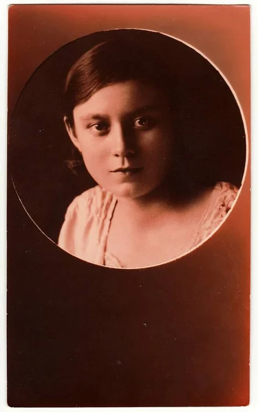 Hodonin Czechoslovak Republic 1928年12月19日 ヴィンテージ スタジオの肖像画は若い女の子を示しています アンティークブラックホワイトの写真の肖像画は セピア色の色合いで丸い形をしています — ストック写真