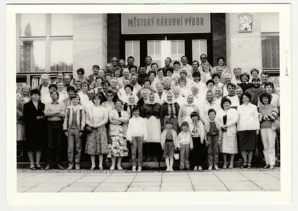捷克斯洛伐克社会主义共和国 大约在 老式照片显示群度假的人 — 图库照片