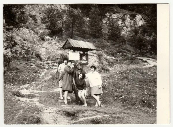 チェコスロバキア社会主義共和国 1960 年代頃 ヴィンテージ写真ショー バカンス女性のグループ — ストック写真