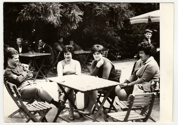 チェコスロバキア社会主義共和国 1960 年代頃 ヴィンテージ写真ショー ガーデン レストランに人座ってのグループ — ストック写真