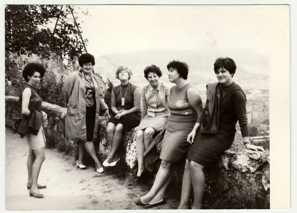 捷克斯洛伐克社会主义共和国 大约在 老式照片显示组的妇女在度假 — 图库照片
