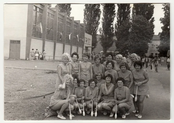 捷克斯洛伐克社会主义共和国 大约在 老式照片显示妇女准备到 Spartakiada Spartakiada Prezentation 健康和繁荣的社会主义和共产主义政权 — 图库照片