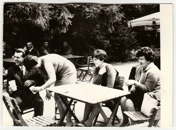 捷克斯洛伐克社会主义共和国 大约在 老式照片显示组的人坐在花园餐厅 — 图库照片