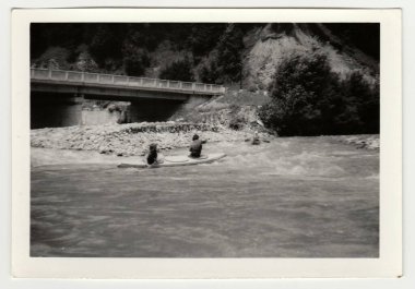 Çekoslovak Sosyalist Cumhuriyeti - 1980'lerde yaklaşık: Vintage fotoğraf gösterileri genç canoeists Nehri üzerinde.