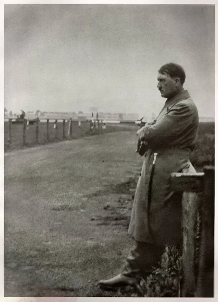 Almanya 1932 Adolf Hitler Nazi Almanya Lideri Fotoğraf Yolda Yalnız — Stok fotoğraf