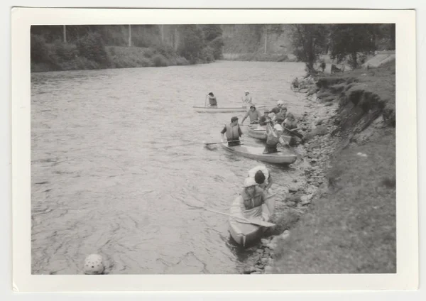 チェコスロバキア社会主義共和国 1980 ヴィンテージ写真は川に若い川遊びのグループを示しています — ストック写真