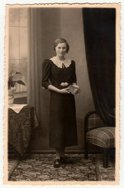 Czechoslovak Republic Circa 1930 ヴィンテージ写真は写真スタジオで本のポーズを持つエレガントな女性を示しています 暗いセピア色の色合いの写真 黒白スタジオポートレート — ストック写真
