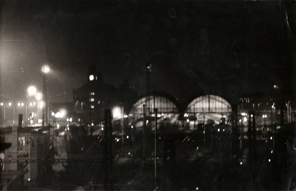 プラハ チェコスロバキア社会主義共和国 Circa 1980 プラハの主要鉄道駅の夜景がヴィンテージ写真で示されています 黒白アンティーク写真 — ストック写真