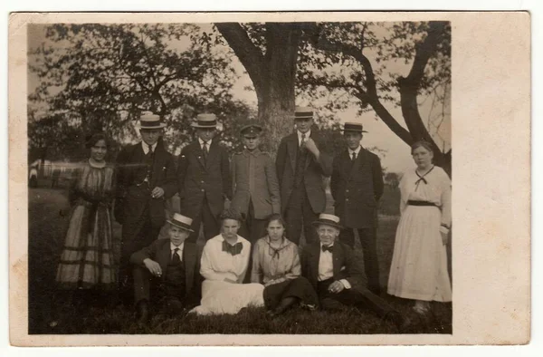 1930年代的Circa 古旧的照片显示年轻人在户外摆姿势 男人们戴宽边帽 配上带子和深色西服 黑色白色古董摄影 — 图库照片