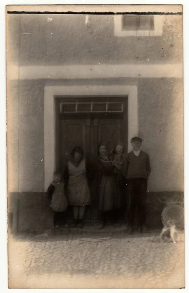 Czechoslovak Circa 1920 古旧的照片展示了在房子前面的一个农村家庭 摄影有轻微的模糊性 — 图库照片