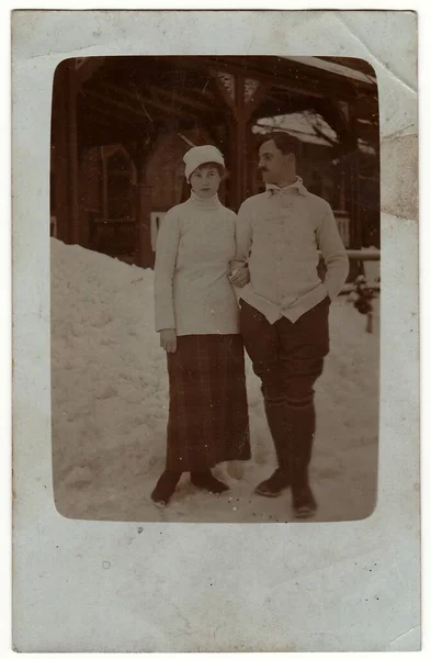 チェコスロバキア共和国 1930 年代頃 ヴィンテージ写真示していますカップルは冬時間の間にシャレーの前でポーズします 男と女の雪に滞在します — ストック写真