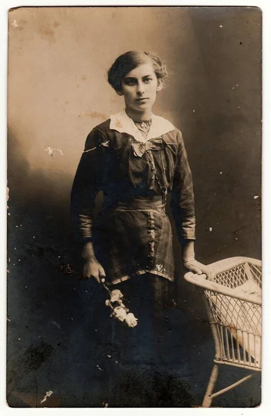 Германия Circa 1930 Винтажное Фото Показывает Молодая Женщина Позирует Рядом — стоковое фото