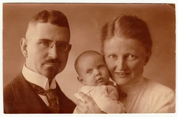 20世纪20年代 复古照片显示父母与婴儿 它有四个月大 带深褐色效果的摄影 — 图库照片