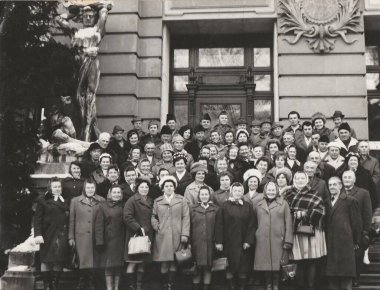 KARLOVY VARY, CZECHOSLOVAK SOSYALİK KİŞİLİK - CRCA 1970 'ler: Retro fotoğrafı spa merkezinde büyük bir grup insanın poz verdiğini gösteriyor. Siyah ve beyaz vintage fotoğrafçılık.