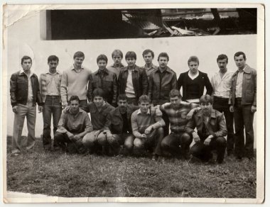 CZECHOSLOVAK SOSYALİK REPUBLIC - CRCA 1970 'ler: Retro foto erkeklerin açık havada poz verdiğini gösteriyor. Siyah ve beyaz vintage fotoğrafçılık.