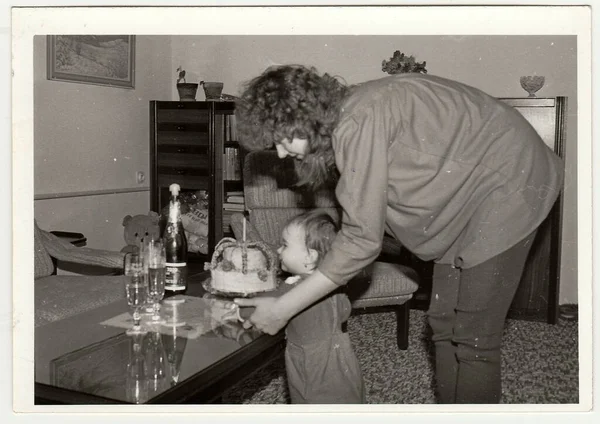 チェコ社会主義共和国 Circa 1970 レトロな写真は 彼女の最初の誕生日の間に母親と小さな女の子を示しています 黒と白のヴィンテージ写真 — ストック写真