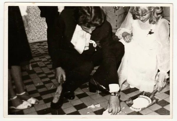 チェコ社会主義共和国 Circa 1970 レトロな写真は結婚式のお祝いに人々を示しています 黒と白のヴィンテージ写真 — ストック写真