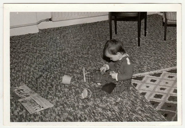 Czechoslovak Social Republic Circa 1970 レトロな写真はおもちゃで遊ぶ子供を示しています 黒と白のヴィンテージ写真 — ストック写真