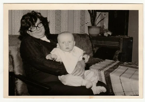 Czechoslovak Socialist Republic Circa 1970 레트로 사진에는 할머니가 조그만 아기를 — 스톡 사진