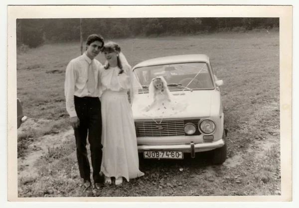 Czechoslovak Socialist Circa 1970年代 复古照片展示了新婚夫妇和婚车 黑白复古摄影 — 图库照片